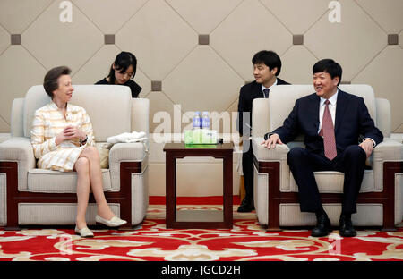 Peking, China. 5. Juli 2017. Britische Prinzessin Anne(1st L) spricht mit Gao Zhidan, stellvertretender Direktor der allgemeinen Verwaltung der Sport Chinas, vor ihrem Besuch in der Winter-Sport-Center von der allgemeinen Verwaltung der Sport of China in Peking, Hauptstadt von China, am 5. Juli 2017. Bildnachweis: Wang Lili/Xinhua/Alamy Live-Nachrichten Stockfoto