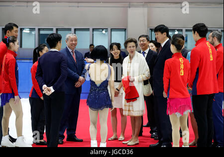 Peking, China. 5. Juli 2017. Britische Prinzessin Anne (C) Gespräche mit chinesischen Eiskunstlauf Athleten und Trainer bei einem Training Eisbahn im Winter Sportzentrum der allgemeinen Verwaltung der Sport of China in Peking, Hauptstadt von China, am 5. Juli 2017. Bildnachweis: Wang Lili/Xinhua/Alamy Live-Nachrichten Stockfoto