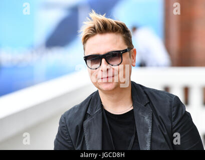 Berlin, Deutschland. 5. Juli 2017. Designer Dawid Tomaszewski auf der Terrasse des Penthouse in Berlin, Deutschland, 5. Juli 2017. Foto: Soeren Stache/Dpa/Alamy Live News Stockfoto