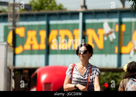 Camden, UK. 5. Juli 2017. Londoner genießen das warme Wetter in Londons Camden Lock, Central London. Bildnachweis: Sebastian Remme/Alamy Live-Nachrichten Stockfoto