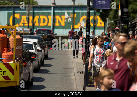 Camden, UK. 5. Juli 2017. Londoner genießen das warme Wetter in Londons Camden Lock, Central London. Bildnachweis: Sebastian Remme/Alamy Live-Nachrichten Stockfoto