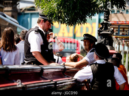 Camden, UK. 5. Juli 2017. Londoner genießen das warme Wetter in Londons Camden Lock, Central London. Bildnachweis: Sebastian Remme/Alamy Live-Nachrichten Stockfoto