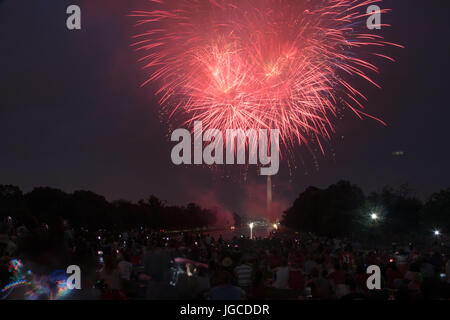 Das Washington Monument während des großen Finales; 4. Juli Feuerwerk; 2017, Washington DC, Vereinigte Staaten Stockfoto