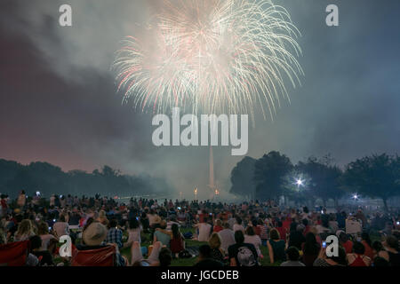 Washington, USA. 4. Juli 2017. Rauch aus Fireworks füllt den Himmel; Das Washington Monument während der 4. Juli Feuerwerk; 2017, Washington DC, Vereinigte Staaten-Credit: Angela Drake/Alamy Live-Nachrichten Stockfoto