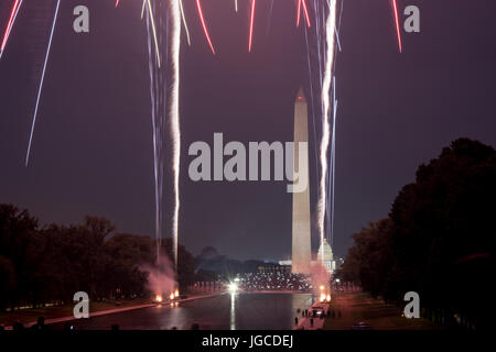 Washington, USA. 4. Juli 2017. Das Washington Monument während der 4. Juli Feuerwerk; 2017, Washington DC, Vereinigte Staaten-Credit: Angela Drake/Alamy Live-Nachrichten Stockfoto