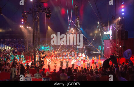 Washington, USA. 4. Juli 2017. Studenten aus der Sailor Circus Academy in Sarasota Florida führen unter dem Grand Chapiteau am Smithsonian Folklife Festival in Washington, DC, 4. Juli 2017. Bildnachweis: Tim Brown/Alamy Live-Nachrichten Stockfoto