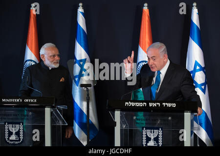 Jerusalem. 5. Juli 2017. Israeli Prime Minister Benjamin Netanyahu (R) und seine indischen Amtskollegen Narendra Modi teilnehmen eine gemeinsame Pressekonferenz in Jerusalem, am 5. Juli 2017. Der indische Premierminister Narendra Modi landete in Israel Dienstag für die allerersten Besuch von einem indischen Premierminister in das Land, in Versuch, Allround-Beziehungen stärken. Bildnachweis: Guo Yu/Xinhua/Alamy Live-Nachrichten Stockfoto