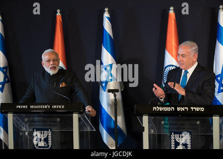 Jerusalem. 5. Juli 2017. Israeli Prime Minister Benjamin Netanyahu (R) und seine indischen Amtskollegen Narendra Modi teilnehmen eine gemeinsame Pressekonferenz in Jerusalem, am 5. Juli 2017. Der indische Premierminister Narendra Modi landete in Israel Dienstag für die allerersten Besuch von einem indischen Premierminister in das Land, in Versuch, Allround-Beziehungen stärken. Bildnachweis: Guo Yu/Xinhua/Alamy Live-Nachrichten Stockfoto