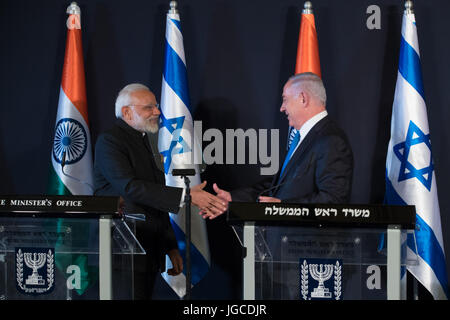 Jerusalem. 5. Juli 2017. Israeli Prime Minister Benjamin Netanyahu (R) und seine indischen Amtskollegen Narendra Modi schütteln Hände, da sie eine gemeinsame Pressekonferenz in Jerusalem, am 5. Juli 2017 teilnehmen. Der indische Premierminister Narendra Modi landete in Israel Dienstag für die allerersten Besuch von einem indischen Premierminister in das Land, in Versuch, Allround-Beziehungen stärken. Bildnachweis: Guo Yu/Xinhua/Alamy Live-Nachrichten Stockfoto