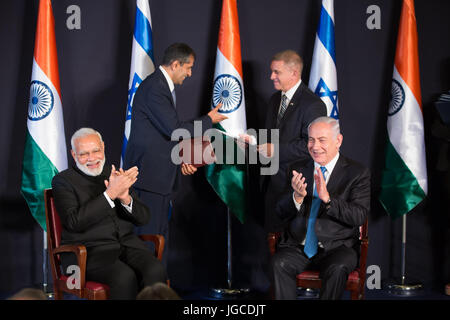 Jerusalem. 5. Juli 2017. Der israelische Ministerpräsident Benjamin Netanyahu (vorne R) und seine indischen Amtskollegen Narendra Modi (Front L) besuchen eine Zeremonie zum Austausch von Vereinbarungen zwischen den beiden Ländern in Jerusalem, am 5. Juli 2017. Der indische Premierminister Narendra Modi landete in Israel Dienstag für die allerersten Besuch von einem indischen Premierminister in das Land, in Versuch, Allround-Beziehungen stärken. Bildnachweis: Guo Yu/Xinhua/Alamy Live-Nachrichten Stockfoto