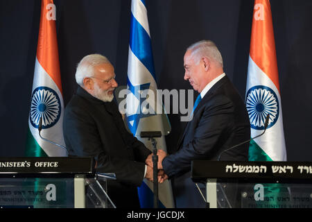 Jerusalem. 5. Juli 2017. Israeli Prime Minister Benjamin Netanyahu (R) und seine indischen Amtskollegen Narendra Modi schütteln Hände, da sie eine gemeinsame Pressekonferenz in Jerusalem, am 5. Juli 2017 teilnehmen. Der indische Premierminister Narendra Modi landete in Israel Dienstag für die allerersten Besuch von einem indischen Premierminister in das Land, in Versuch, Allround-Beziehungen stärken. Bildnachweis: Guo Yu/Xinhua/Alamy Live-Nachrichten Stockfoto