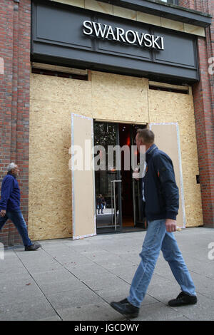 Hamburg, Deutschland. 5. Juli 2017. Die Fenster eines Shops sind mit Holzbrettern in Vorbereitung des G20-Gipfels in Hamburg, 5. Juli 2017 abgedeckt. Die Regierungschefs der G20-Staaten treffen sich zu Gesprächen in Hamburg vom 6.-8. Juli. Bildnachweis: Dpa picture Alliance/Alamy Live News Stockfoto