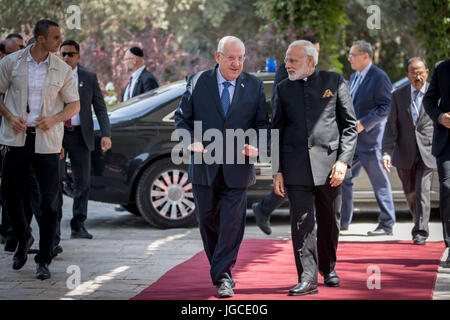 Jerusalem, die Residenz des Präsidenten in Jerusalem. 5. Juli 2017. Israelische Präsident Reuven Rivlin (L, vorn) geht mit der indische Premierminister Narendra Modi (R, vorne) in die Residenz des Präsidenten in Jerusalem, am 5. Juli 2017. Bildnachweis: JINI/Xinhua/Alamy Live-Nachrichten Stockfoto