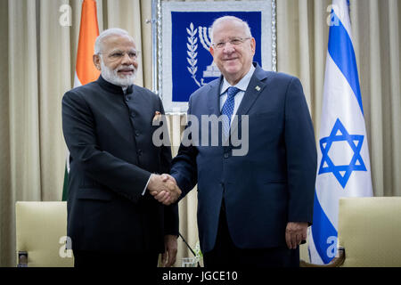 Jerusalem. 5. Juli 2017. Israelische Präsident Reuven Rivlin (R) trifft sich mit indischen Premierminister Narendra Modi in der Residenz des Präsidenten in Jerusalem, am 5. Juli 2017. Bildnachweis: JINI/Xinhua/Alamy Live-Nachrichten Stockfoto