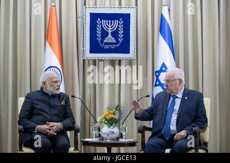 Jerusalem. 5. Juli 2017. Israelische Präsident Reuven Rivlin (R) trifft sich mit indischen Premierminister Narendra Modi in der Residenz des Präsidenten in Jerusalem, am 5. Juli 2017. Bildnachweis: JINI/Xinhua/Alamy Live-Nachrichten Stockfoto