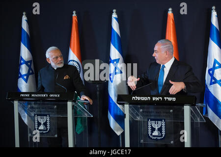 Jerusalem. 5. Juli 2017. Israeli Prime Minister Benjamin Netanyahu (R) und der indische Premierminister Narendra Modi teilnehmen eine gemeinsame Pressekonferenz in Jerusalem, am 5. Juli 2017. Bildnachweis: JINI/Xinhua/Alamy Live-Nachrichten Stockfoto