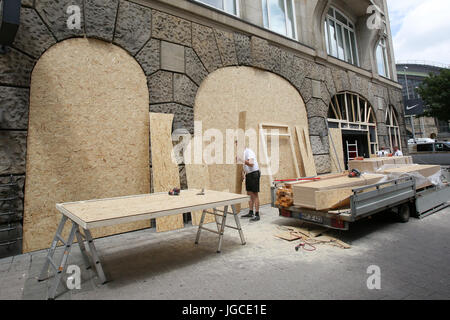 Hamburg, Deutschland. 5. Juli 2017. Die Fenster eines Shops sind mit Holzbrettern in Vorbereitung des G20-Gipfels in Hamburg, 5. Juli 2017 abgedeckt. Die Regierungschefs der G20-Staaten treffen sich zu Gesprächen in Hamburg vom 6.-8. Juli. Bildnachweis: Dpa picture Alliance/Alamy Live News Stockfoto