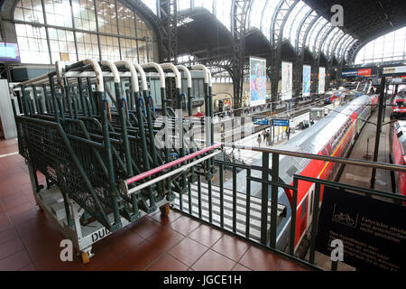 Hamburg, Deutschland. 5. Juli 2017. Schützende Gitter befindet sich vor den Bahnsteigen in Vorbereitung des G20-Gipfels am Hauptbahnhof in Hamburg, 5. Juli 2017. Die Regierungschefs der G20-Staaten treffen sich zu Gesprächen in Hamburg vom 6.-8. Juli. Bildnachweis: Dpa picture Alliance/Alamy Live News Stockfoto