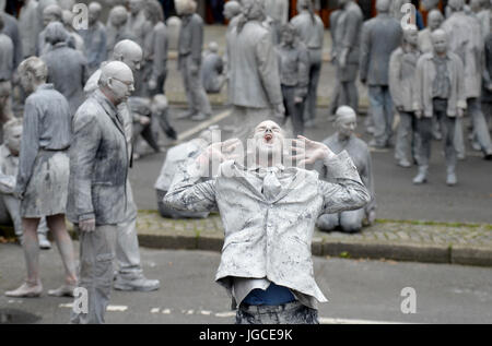 Hamburg, Deutschland. 5. Juli 2017. Akteure der "1000 Figuren (Deutsch:"1000 Gestalten") Kunstaktion"befreien"symbolisch aus ihren Lehm-Abdeckung in Hamburg, Deutschland, 5. Juli 2017. Die Kunstaktion ist Teil einer Reihe von Veranstaltungen im Zusammenhang mit dem bevorstehenden G20-Gipfel. Foto: Daniel Reinhardt/Dpa/Alamy Live News Stockfoto