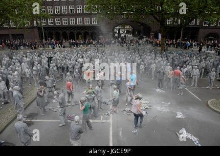 Hamburg, Deutschland. 5. Juli 2017. Akteure der "1000 Figuren (Deutsch:"1000 Gestalten") Kunstaktion"befreien"symbolisch aus ihren Lehm-Abdeckung in Hamburg, Deutschland, 5. Juli 2017. Die Kunstaktion ist Teil einer Reihe von Veranstaltungen im Zusammenhang mit dem bevorstehenden G20-Gipfel. Foto: Daniel Reinhardt/Dpa/Alamy Live News Stockfoto