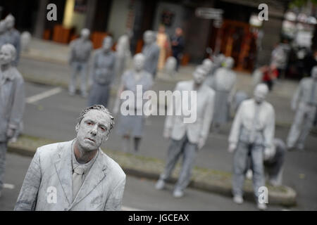 Hamburg, Deutschland. 5. Juli 2017. Akteure in Lehm verschmiert Spaziergang durch die Stadt als Teil der "1000 Figuren (Deutsch:"1000 Gestalten") Kunstaktion in Hamburg, Deutschland, 5. Juli 2017. Die Kunstaktion ist Teil einer Reihe von Veranstaltungen im Zusammenhang mit dem bevorstehenden G20-Gipfel. Foto: Daniel Reinhardt/Dpa/Alamy Live News Stockfoto