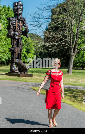 London, UK. 5. Juli 2017. Eduardo Paolozzi, Vulcan (1999) - The Fries Sculpture Park 2017 umfasst großformatige arbeiten, legen Sie im englischen Garten. Die Anlagen bleiben auf Sicht bis 8. Oktober 2017. Bildnachweis: Guy Bell/Alamy Live-Nachrichten Stockfoto