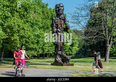 London, UK. 5. Juli 2017. Eduardo Paolozzi, Vulcan (1999) - The Fries Sculpture Park 2017 umfasst großformatige arbeiten, legen Sie im englischen Garten. Die Anlagen bleiben auf Sicht bis 8. Oktober 2017. Bildnachweis: Guy Bell/Alamy Live-Nachrichten Stockfoto