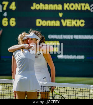 London, UK. 5. Juli 2017. Tennis, Wimbledon, Johanna Konta (GBR) ist von Donna Vekic (CRO) (L) gratulierte Konta gewann das Spiel 7/6 4/6 10/8. Bildnachweis: Henk Koster/Alamy Live-Nachrichten Stockfoto