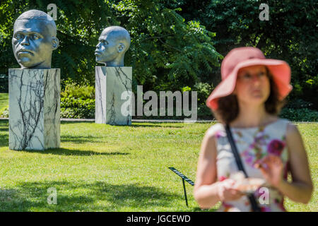 London, UK. 5. Juli 2017. Die Fries-Skulptur-Park-2017 umfasst großformatige arbeiten, legen Sie im englischen Garten. Die Anlagen bleiben auf Sicht bis 8. Oktober 2017. Bildnachweis: Guy Bell/Alamy Live-Nachrichten Stockfoto