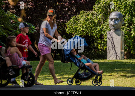 London, UK. 5. Juli 2017. Thomas J Price, Numen (Shifting Votive eine, zwei und drei) (2016) - The Fries Sculpture Park 2017 umfasst großformatige arbeiten, legen Sie im englischen Garten. Die Anlagen bleiben auf Sicht bis 8. Oktober 2017. Bildnachweis: Guy Bell/Alamy Live-Nachrichten Stockfoto