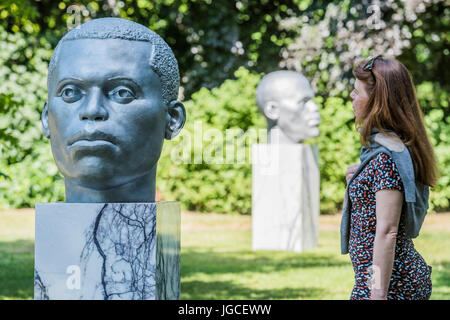 London, UK. 5. Juli 2017. Thomas J Price, Numen (Shifting Votive eine, zwei und drei) (2016) - The Fries Sculpture Park 2017 umfasst großformatige arbeiten, legen Sie im englischen Garten. Die Anlagen bleiben auf Sicht bis 8. Oktober 2017. Bildnachweis: Guy Bell/Alamy Live-Nachrichten Stockfoto