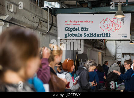 Hamburg, Deutschland. 5. Juli 2017. Viele Menschen besuchen die globale Solidarität-Gipfel in Hamburg, Deutschland, 5. Juli 2017. Die globale Solidarität-Gipfel ist eine Alternative zu den G20-Gipfel. Kritik, Alternativen und Strategien für deren Umsetzung werden im Laufe der siebzehn Podiumsdiskussionen und fünfundsiebzig Arbeitsgruppen erarbeitet werden. Foto: Christina Sabrowsky/Dpa/Alamy Live News Stockfoto