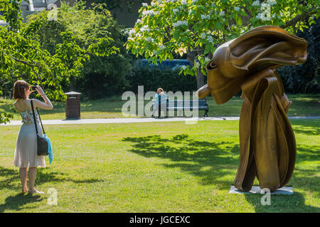 London, UK. 5. Juli 2017. Tony Cragg, Schlaganfall (2014) - umfasst die Frieze Skulpturenpark 2017 großformatige arbeiten, legen Sie im englischen Garten. Die Anlagen bleiben auf Sicht bis 8. Oktober 2017. Bildnachweis: Guy Bell/Alamy Live-Nachrichten Stockfoto