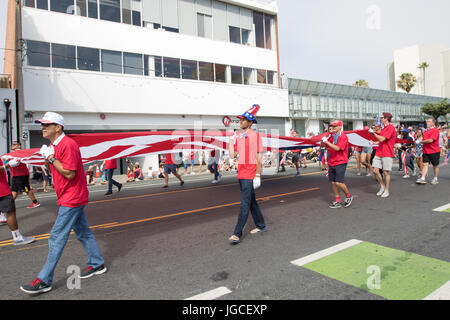 Santa Monica, Kalifornien, USA.  4. Juli 2017. Teilnehmer tragen eine amerikanische Flagge auf dem 11. jährliche Szanta Monica 4. Juli Parade in Santa Monica, Kalifornien am 4. Juli 2017.  Bildnachweis: Sheri Determan/Alamy Live-Nachrichten Stockfoto