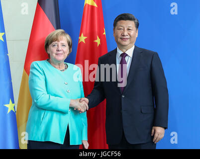 Berlin, Deutschland. 5. Juli 2017. Chinese President Xi Jinping (R) führt Gespräche mit Bundeskanzlerin Angela Merkel in Berlin, Hauptstadt der Bundesrepublik Deutschland, 5. Juli 2017. Bildnachweis: Xie Huanchi/Xinhua/Alamy Live-Nachrichten Stockfoto