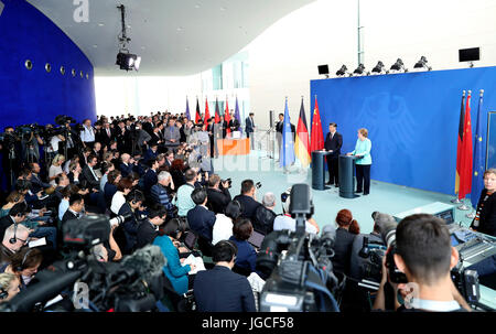 Berlin, Deutschland. 5. Juli 2017. Chinesischen Staatspräsidenten Xi Jinping und Bundeskanzlerin Angela Merkel zu eine gemeinsame Pressekonferenz nach ihren Gesprächen in Berlin, Hauptstadt der Bundesrepublik Deutschland, 5. Juli 2017 besuchen. Bildnachweis: Ma Zhancheng/Xinhua/Alamy Live-Nachrichten Stockfoto