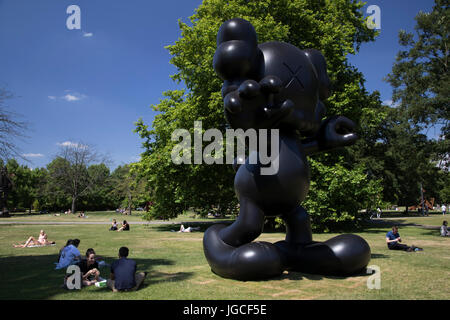 London, UK. 5. Juli 2017. Fries Skulptur 2017 eröffnet am 5. Juli 2017 im englischen Garten im Regents Park, London, England, Vereinigtes Königreich. Dies ist Londons größte Schaufenster im freien Hauptwerke von führenden Künstlern und Galerien, ein kostenloses Open-Air-Ausstellung für London und seine internationalen Besucher während der Sommermonate zu präsentieren. KAWS, LETZTEN TAGEN 2013. Bildnachweis: Michael Kemp/Alamy Live-Nachrichten Stockfoto