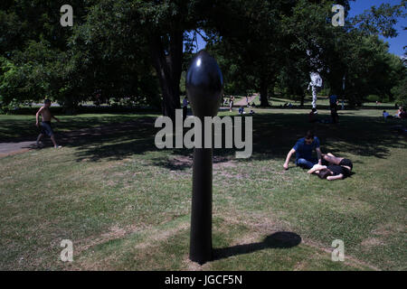 London, UK. 5. Juli 2017. Fries Skulptur 2017 eröffnet am 5. Juli 2017 im englischen Garten im Regents Park, London, England, Vereinigtes Königreich. Dies ist Londons größte Schaufenster im freien Hauptwerke von führenden Künstlern und Galerien, ein kostenloses Open-Air-Ausstellung für London und seine internationalen Besucher während der Sommermonate zu präsentieren. Gary Hume, Bud 2016. Bildnachweis: Michael Kemp/Alamy Live-Nachrichten Stockfoto