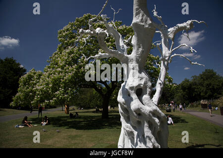 London, UK. 5. Juli 2017. Fries Skulptur 2017 eröffnet am 5. Juli 2017 im englischen Garten im Regents Park, London, England, Vereinigtes Königreich. Dies ist Londons größte Schaufenster im freien Hauptwerke von führenden Künstlern und Galerien, ein kostenloses Open-Air-Ausstellung für London und seine internationalen Besucher während der Sommermonate zu präsentieren. Ugo Rondinone, Sommer Mond 2011. Bildnachweis: Michael Kemp/Alamy Live-Nachrichten Stockfoto