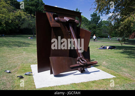 London, UK. 5. Juli 2017. Fries Skulptur 2017 eröffnet am 5. Juli 2017 im englischen Garten im Regents Park, London, England, Vereinigtes Königreich. Dies ist Londons größte Schaufenster im freien Hauptwerke von führenden Künstlern und Galerien, ein kostenloses Open-Air-Ausstellung für London und seine internationalen Besucher während der Sommermonate zu präsentieren. Anthony Caro, Erl-König 2009. Bildnachweis: Michael Kemp/Alamy Live-Nachrichten Stockfoto