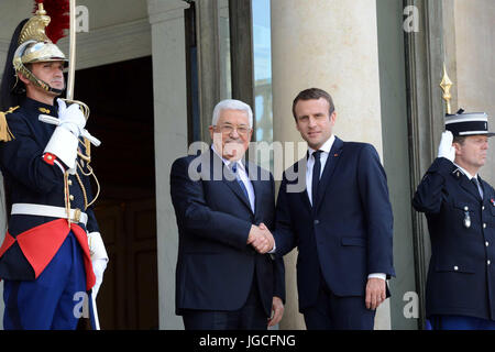 Paris, Paris, Frankreich. 26. Januar 2013. Der französische Präsident Emmanuel Macron schüttelt Hände mit Palästinenserpräsident Mahmoud Abbas, vor ihrem Treffen im Elysée-Palast in Paris, auf Kredit-5. Juli 2017: Thaer Ganaim/APA Bilder/ZUMA Draht/Alamy Live News Stockfoto