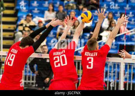 Curitiba, Brasilien. 5. Juli 2017. Kliuka, Kurkaev und Kowaljow während World League der Volleyball in der Partie zwischen Russland und Kanada anlässlich der Arena da Baixada in Curitiba, PR. Credit: Reinaldo Reginato/FotoArena/Alamy Live News Stockfoto