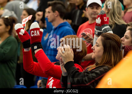 Curitiba, Brasilien. 5. Juli 2017. Kanadische Cheerleader während der Welt-Liga Volleyball in der Partie zwischen Russland und Kanada statt in der Arena da Baixada in Curitiba, PR. Credit: Reinaldo Reginato/FotoArena/Alamy Live News Stockfoto