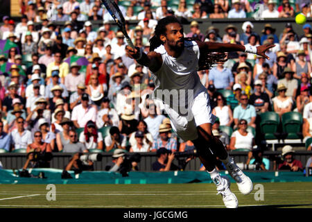 London, UK. 5. Juli 2017. London, 5. Juli 2017 - Dustin Brown Deutschland für eine Salve in seinem zweiten Vorrundenspiel gegen Andy Murray in Wimbledon erreicht. Bildnachweis: Adam Stoltman/Alamy Live-Nachrichten Stockfoto
