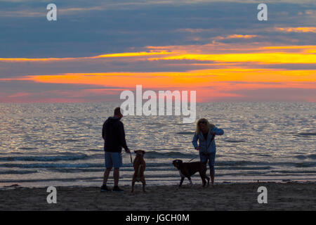 Southport, Merseyside, England. 5. Juli 2017.   Großbritannien Wetter. Sonnenuntergang über der irischen See vom Strand Resorts am Ainsdale gesehen. Wärmere Temperaturen an der Küste sind heute ein Zeichen von feinen Sommerwoche, folgen aber mit einige vereinzelte Gewitter. Kredite; MediaWorldImages/AlamyLiveNews Stockfoto