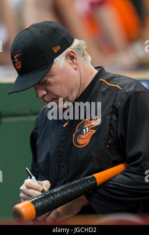 Milwaukee, WI, USA. 5. Juli 2017. Baltimore Orioles Manager Buck Showalter #26 Schilder ein Autogramm vor der Major League Baseball Game zwischen den Milwaukee Brewers und den Baltimore Orioles im Miller Park in Milwaukee, Wisconsin. John Fisher/CSM/Alamy Live-Nachrichten Stockfoto