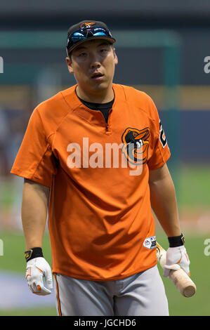 Milwaukee, WI, USA. 5. Juli 2017. Baltimore Orioles linker Feldspieler Hyun so Kim #25 vor der Major League Baseball Game zwischen den Milwaukee Brewers und den Baltimore Orioles im Miller Park in Milwaukee, Wisconsin. John Fisher/CSM/Alamy Live-Nachrichten Stockfoto