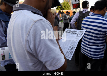 London, UK. 5. JULI 2017. "STOP ACID ATTACKS" Notfall Protest vor dem Bahnhof Stratford in East London. Betroffenen Einwohner ist das Informationsblatt über die rassistischen Angriffe lesen. Bildnachweis: ZEN - Zaneta Razaite / Alamy Live News Stockfoto