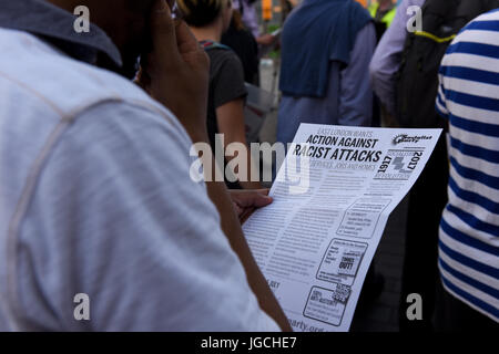 London, UK. 5. JULI 2017. "STOP ACID ATTACKS" Notfall Protest vor dem Bahnhof Stratford in East London. Betroffenen Einwohner ist das Informationsblatt über die rassistischen Angriffe lesen. Bildnachweis: ZEN - Zaneta Razaite / Alamy Live News Stockfoto