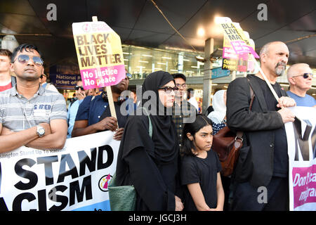 London, UK. 5. JULI 2017. "STOP ACID ATTACKS" Notfall Protest vor dem Bahnhof Stratford in East London. Demonstranten versammelt, um gegen die jüngsten Säureangriffe und zunehmende Islamophobie zu protestieren. Bildnachweis: ZEN - Zaneta Razaite / Alamy Live News Stockfoto